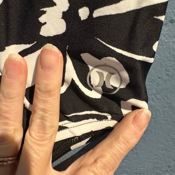 Hurley NWT Size X-Small One Piece Bathing Suit Black White Floral Vacation Beach - Picture 8 of 14